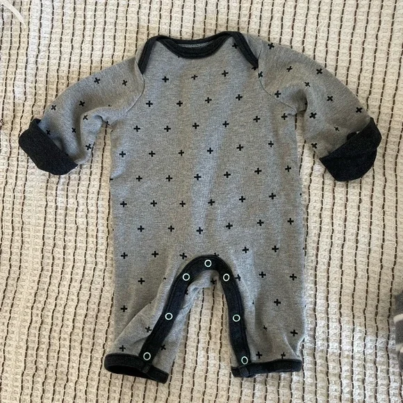 LOT OF 9 BOYS FALL/WINTER LONG SLEEVE ONSIES/PJ'S SIZE NEWBORN - Picture 12 of 12